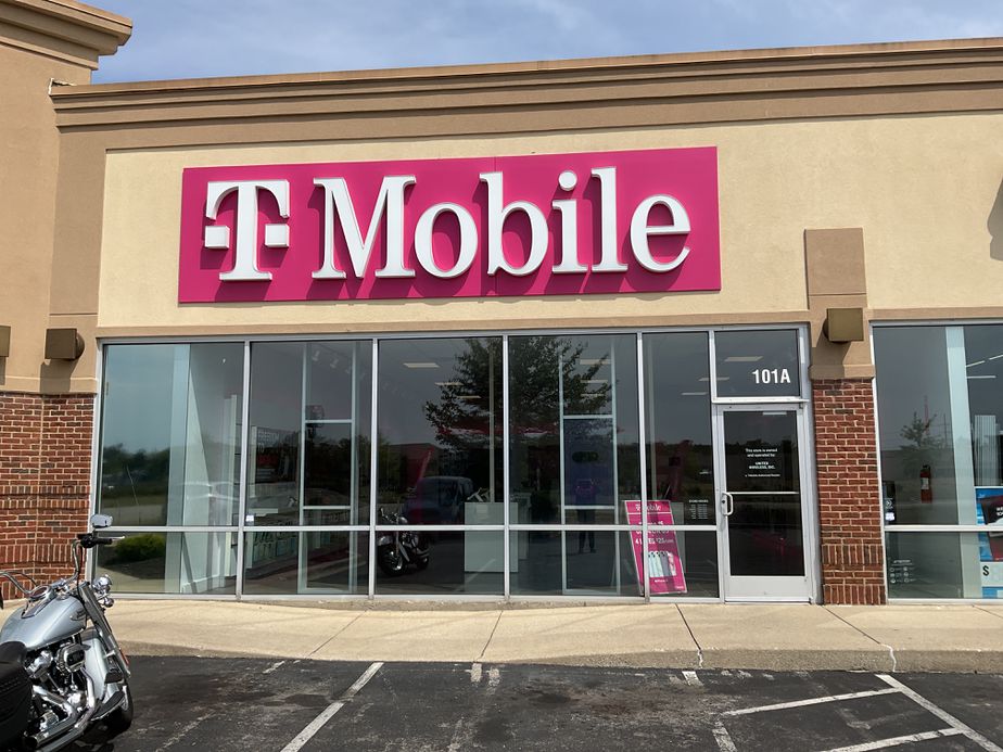  Exterior photo of T-Mobile Store at Mud Lane & Preston Hwy, Louisville, KY 