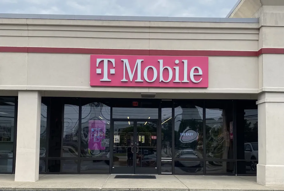 Exterior photo of T-Mobile Store at Hurstbourne Pkwy, Louisville, KY