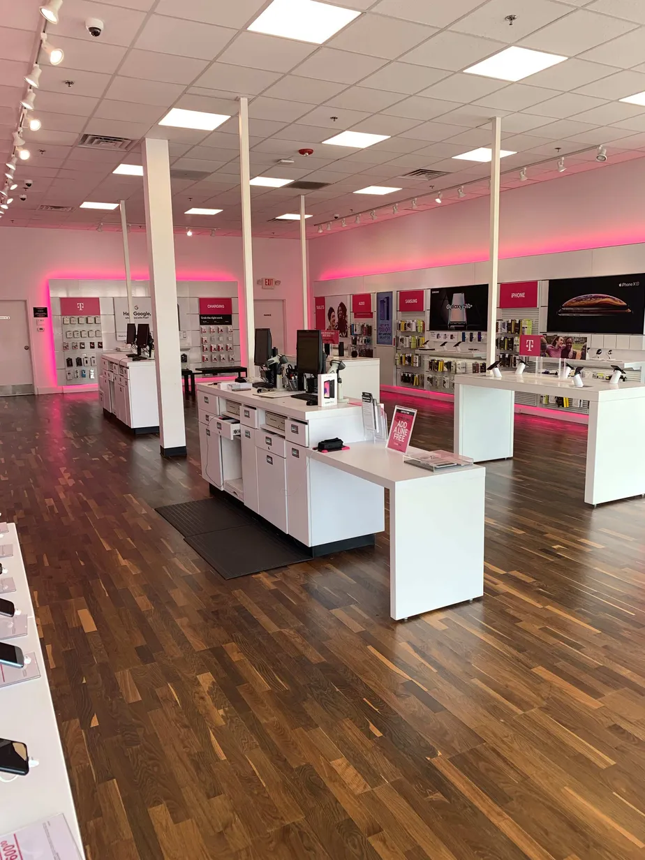 Foto del interior de la tienda T-Mobile en Henry Blvd & Brannen St, Statesboro, GA