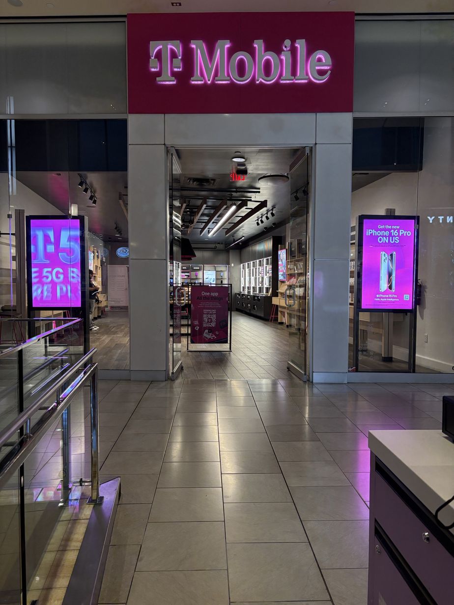 Exterior photo of T-Mobile Store at Houston Galleria, Houston, TX