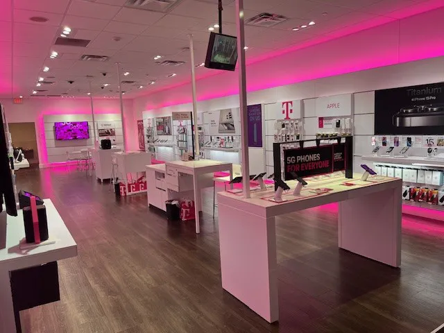 Foto del interior de la tienda T-Mobile en Volusia Marketplace, Daytona Beach, FL