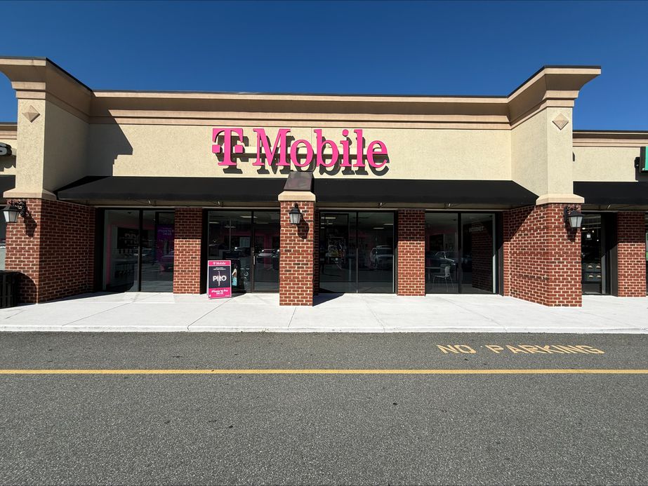 Exterior photo of T-Mobile Store at Wards Rd & Delta St, Lynchburg, VA