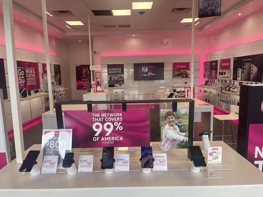  Interior photo of T-Mobile Store at Avalon & Broadway, Muscle Shoals, AL 