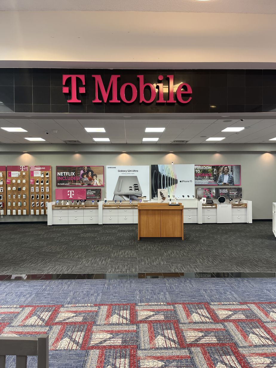Exterior photo of T-Mobile Store at Killeen Mall, Killeen, TX