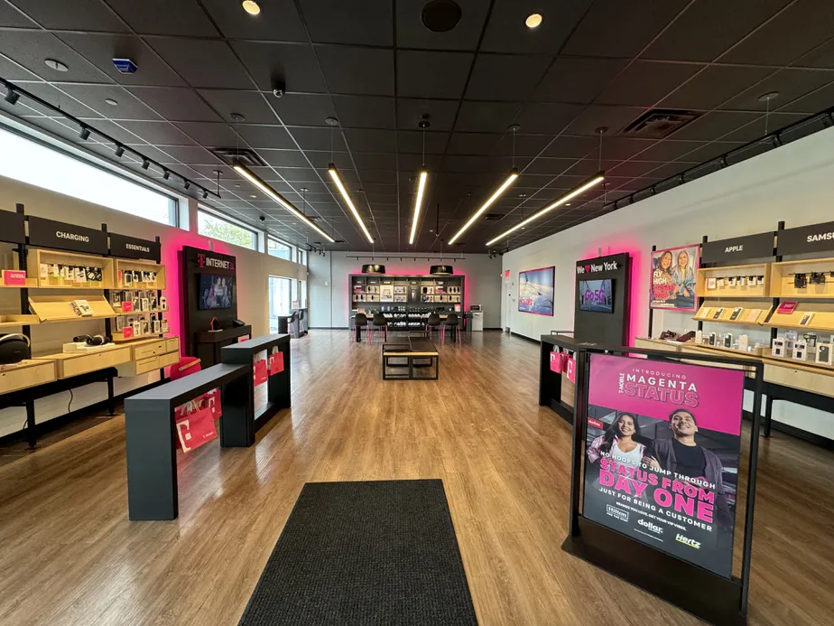  Interior photo of T-Mobile Store at Hylan Blvd & New Dorp Lane, Staten Island, NY 