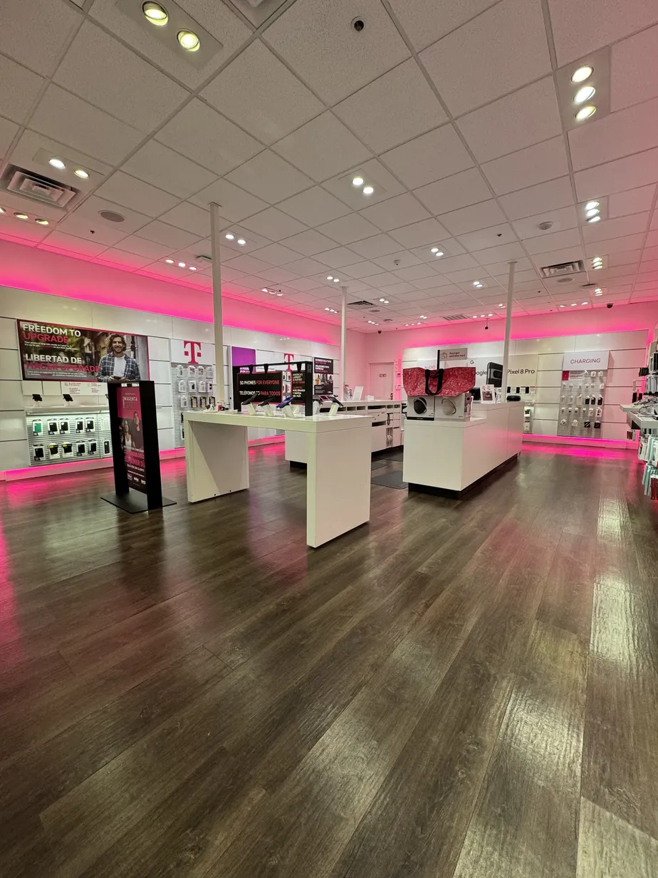Foto del interior de la tienda T-Mobile en Southland Mall, Hayward, CA