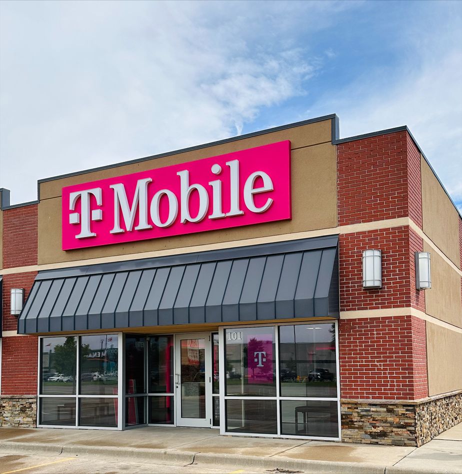 Exterior photo of T-Mobile Store at 7th Ave SE & Centennial St S, Aberdeen, SD