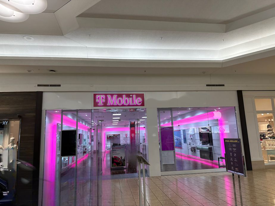Exterior photo of T-Mobile Store at The Mall At Short Hills, Short Hills, NJ