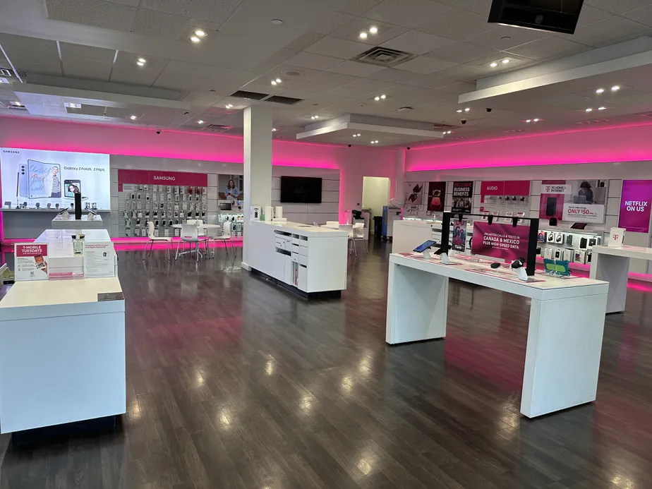 Foto del interior de la tienda T-Mobile en Howe & Hallmark, Sacramento, CA