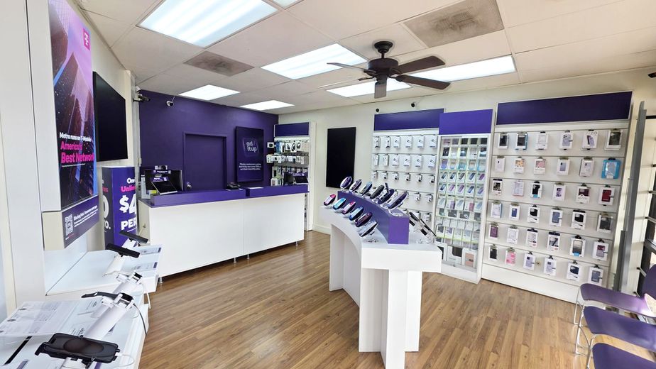 Metro by T-Mobile 835 NE Green Oaks Blvd - 835 NE Green Oaks Blvd 
