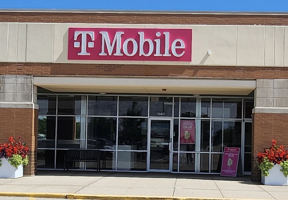 Exterior photo of T-Mobile Store at W Maple Ave & N Midlothian Rd, Mundelein, IL