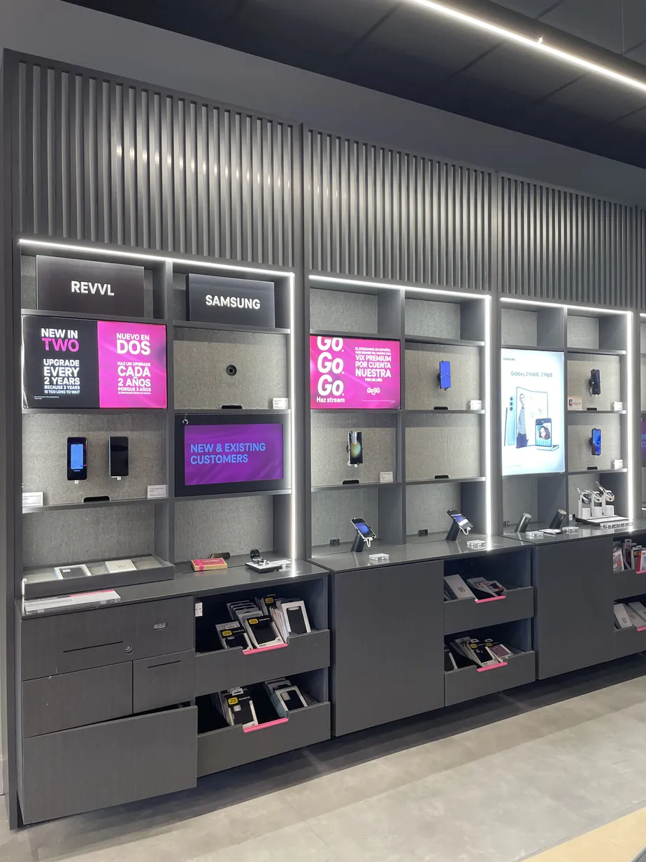 Foto del interior de la tienda T-Mobile en Long Beach Blvd & Alma Ave, Lynwood, CA