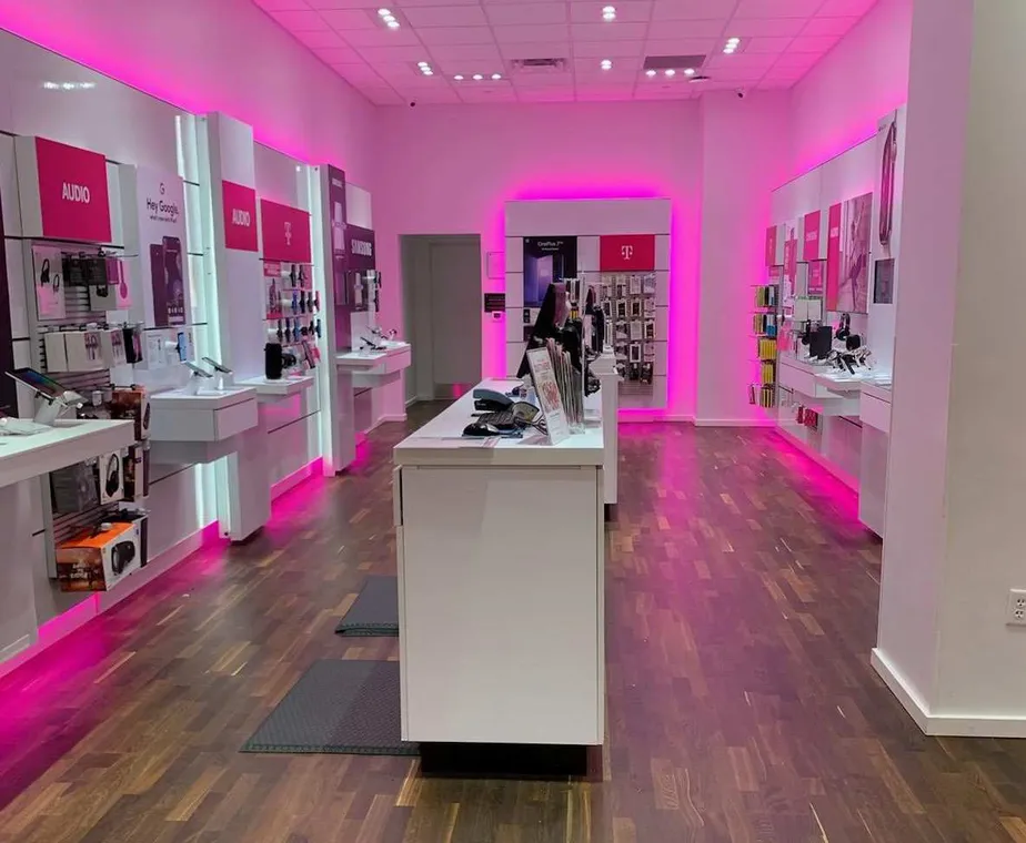 Foto del interior de la tienda T-Mobile en South Ridge Mall (WI) 2, Greendale, WI