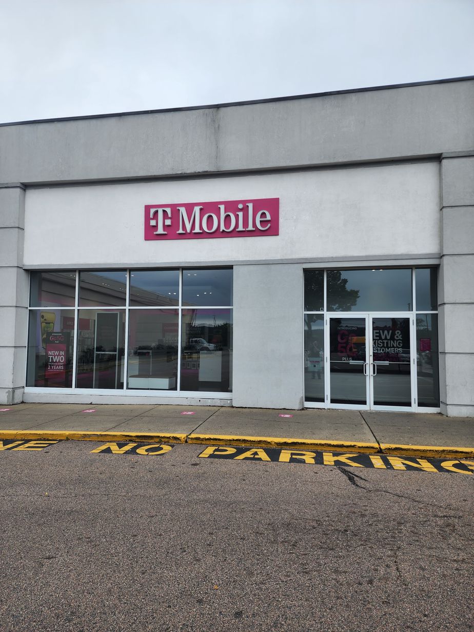 Exterior photo of T-Mobile Store at Dartmouth Mall, North Dartmouth, MA