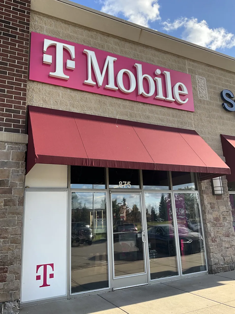  Exterior photo of T-Mobile Store at 77th St & 76th St, Pleasant Prairie, WI 
