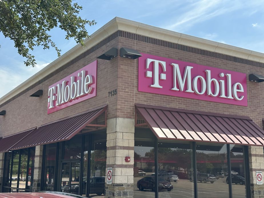 Exterior photo of T-Mobile Store at Preston & Stonebrook, Frisco, TX