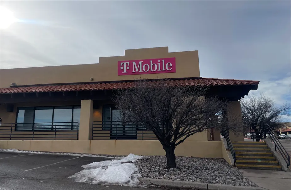 Foto del exterior de la tienda T-Mobile en St Michaels, Santa Fe, NM