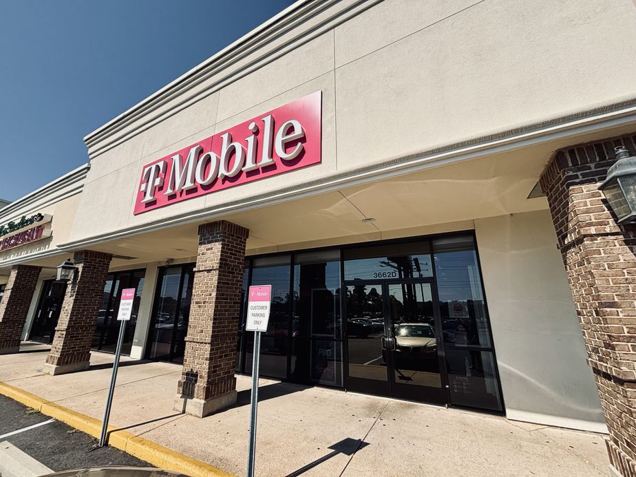 Exterior photo of T-Mobile Store at Airport & I-65, Mobile, AL
