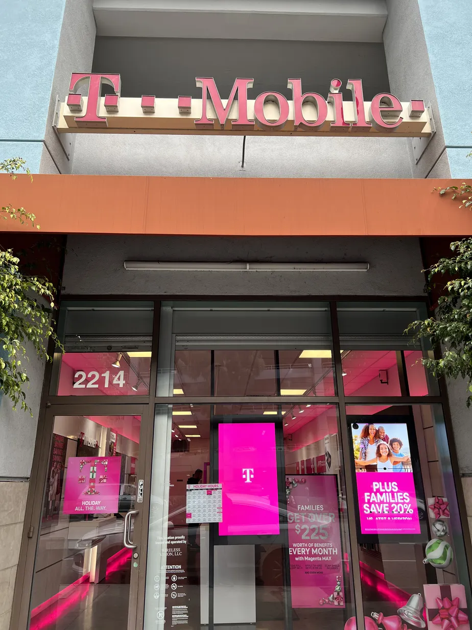 Foto del exterior de la tienda T-Mobile en Olympic & Sawtelle, Los Angeles, CA