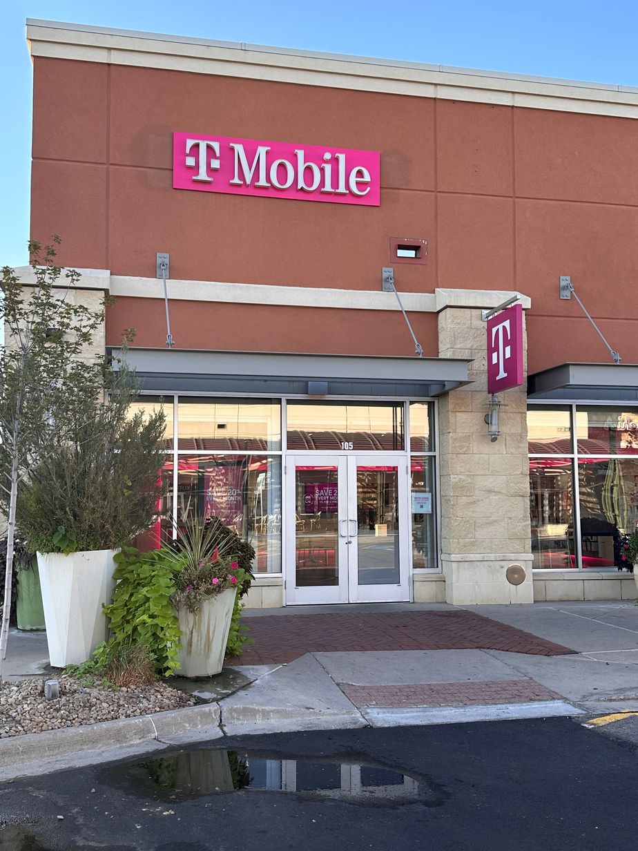Exterior photo of T-Mobile Store at Mississippi & Havana, Aurora, CO