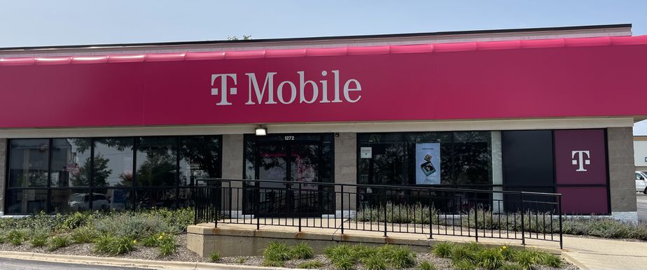 Exterior photo of T-Mobile Store at N Lake St & Il 31, Aurora, IL