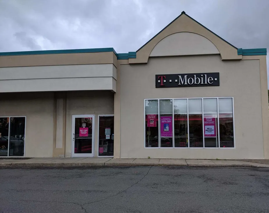 Exterior photo of T-Mobile store at Colonie Mall (albany), Albany, NY