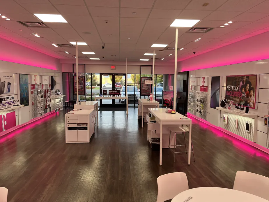  Interior photo of T-Mobile Store at Kenwood Place, Cincinnati, OH 