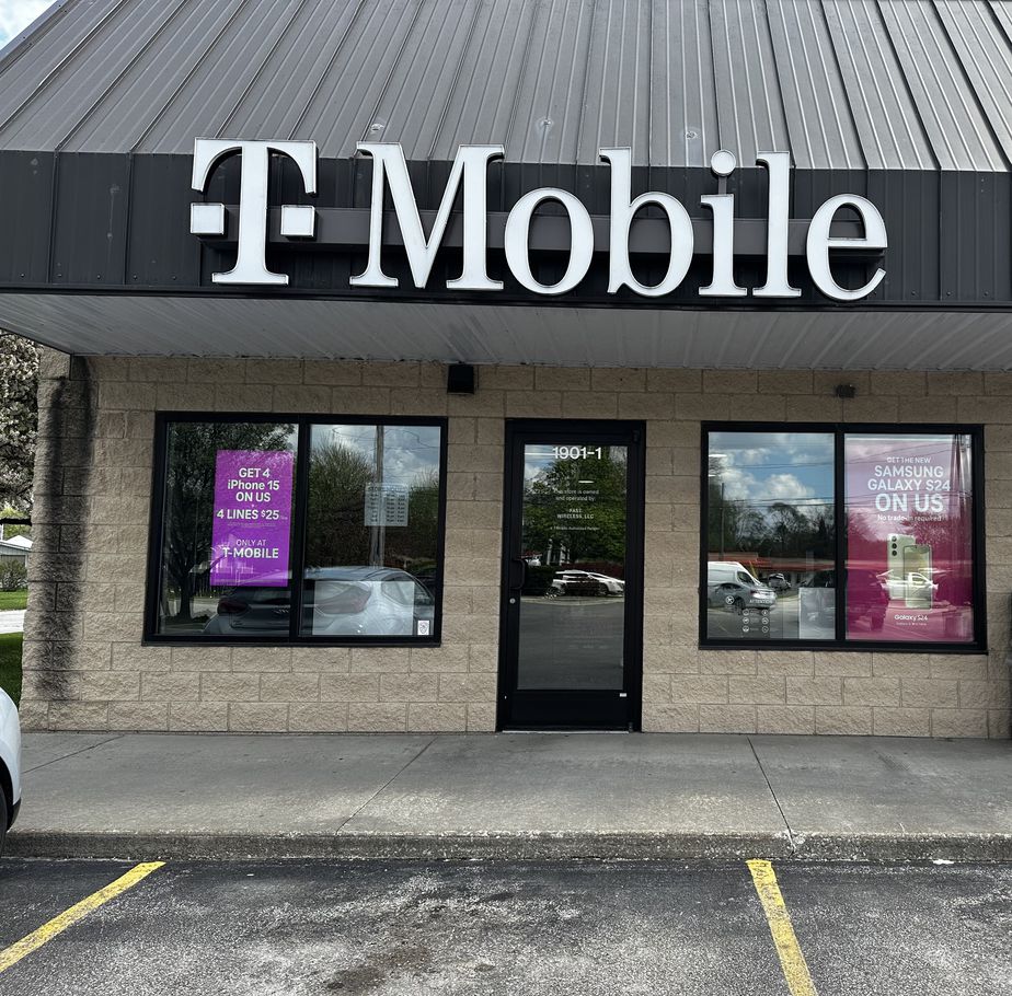 Exterior photo of T-Mobile Store at S Euclid Ave & W Ivy St, Bay City, MI