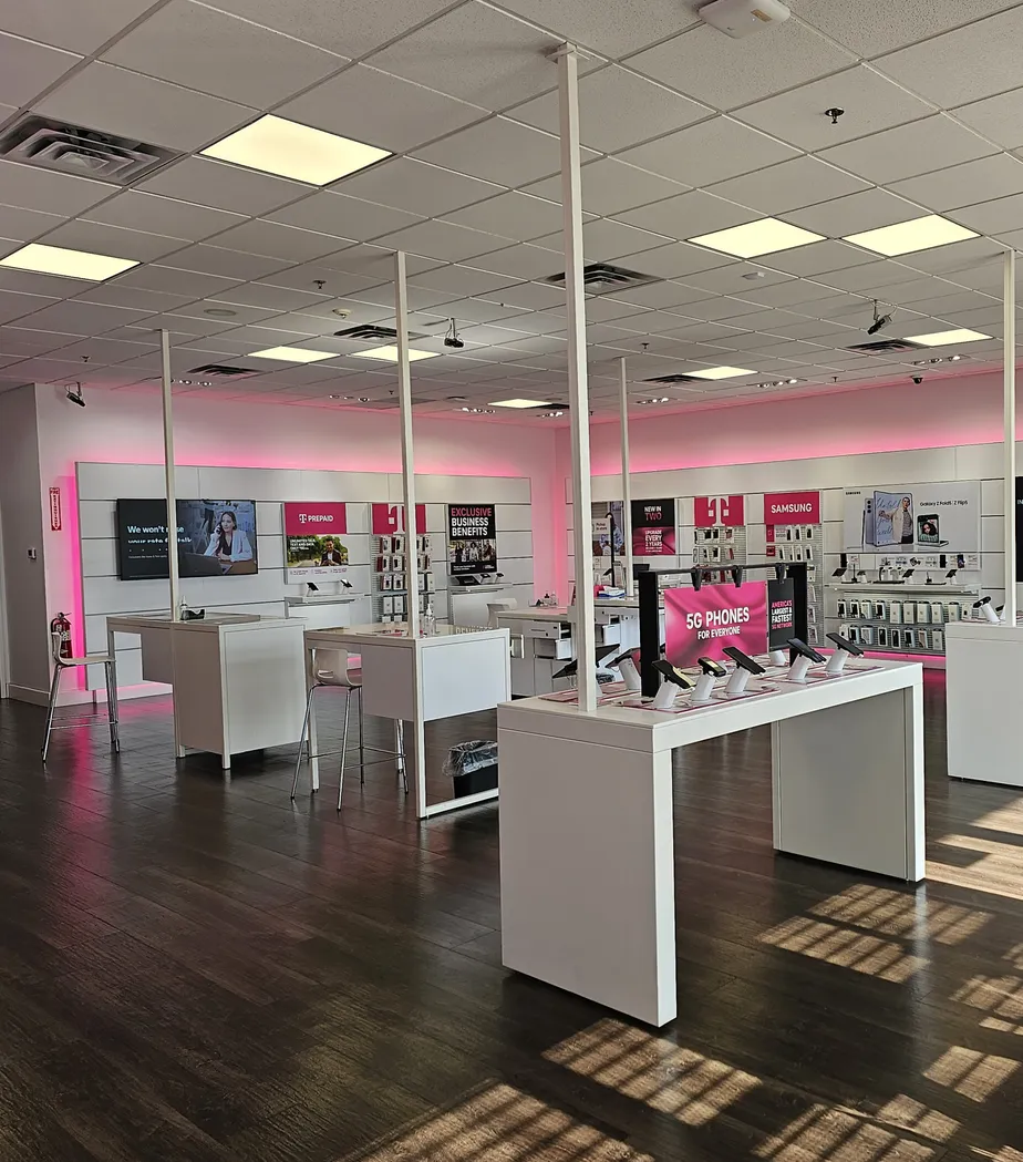 Foto del interior de la tienda T-Mobile en Target Plaza, North Haven, CT