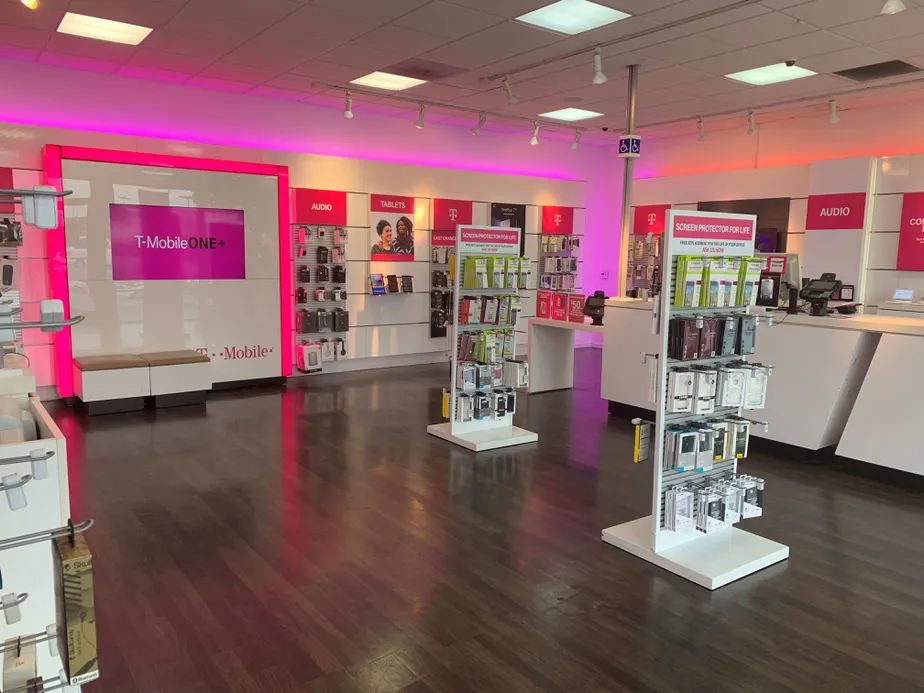 Foto del interior de la tienda T-Mobile en Sherman Way & Coldwater Canyon, North Hollywood, CA