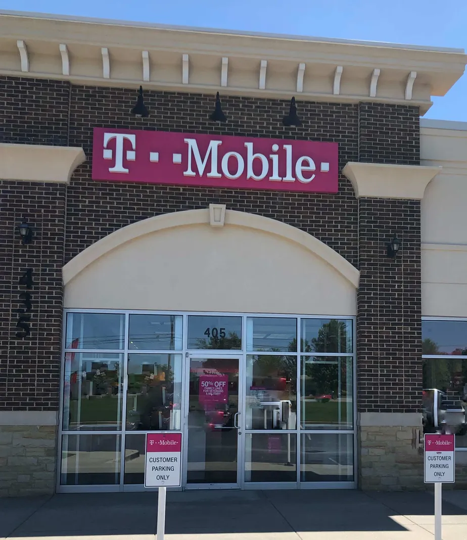 Foto del exterior de la tienda T-Mobile en Ronald Reagan & Hwy 141, Cumming, GA