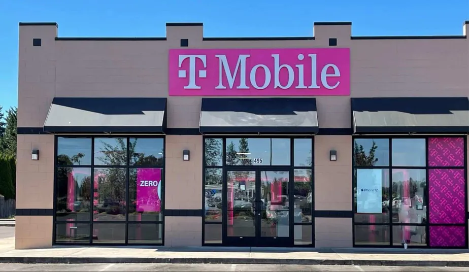  Exterior photo of T-Mobile store at Weldwood Dr & Cascade Dr, Lebanon, OR 