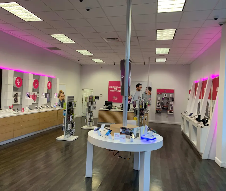Foto del interior de la tienda T-Mobile en Foxon Rd & Eastern St 3, New Haven, CT