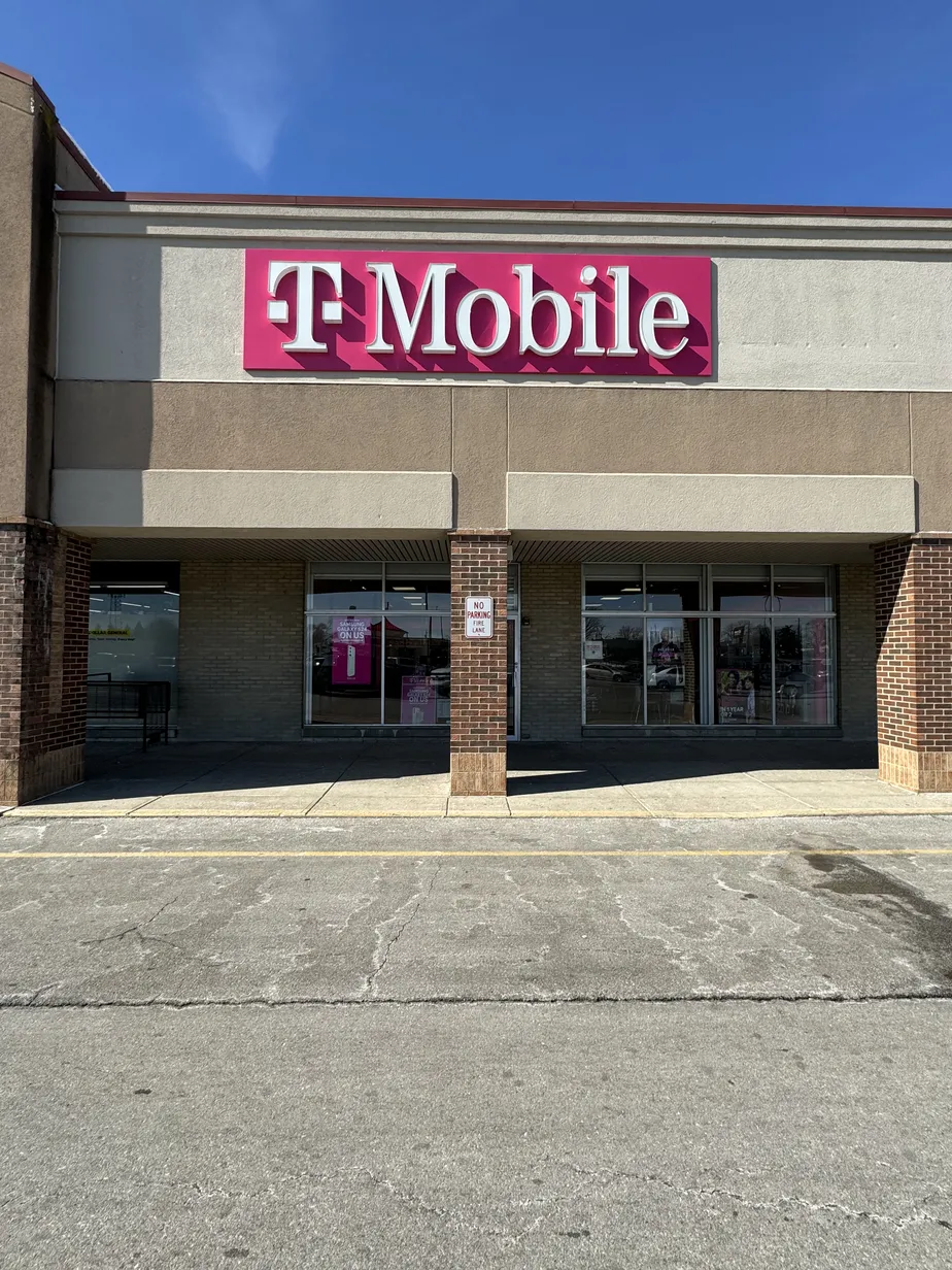 Foto del exterior de la tienda T-Mobile en East St & E Sumner Ave, Indianapolis, IN