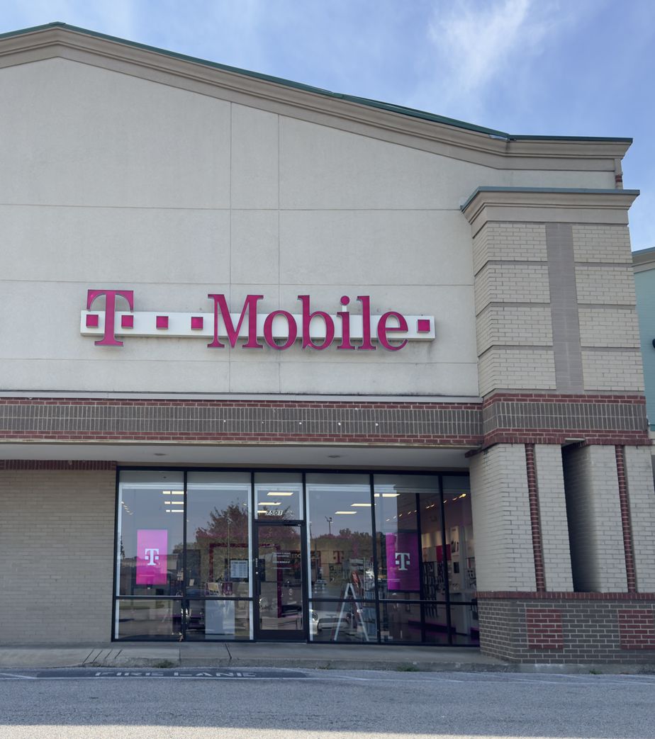 Exterior photo of T-Mobile Store at Goodman Rd & I-78, Olive Branch, MS