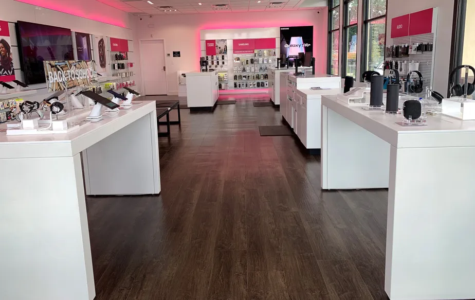  Interior photo of T-Mobile Store at Highway 27 & I-4, Davenport, FL 
