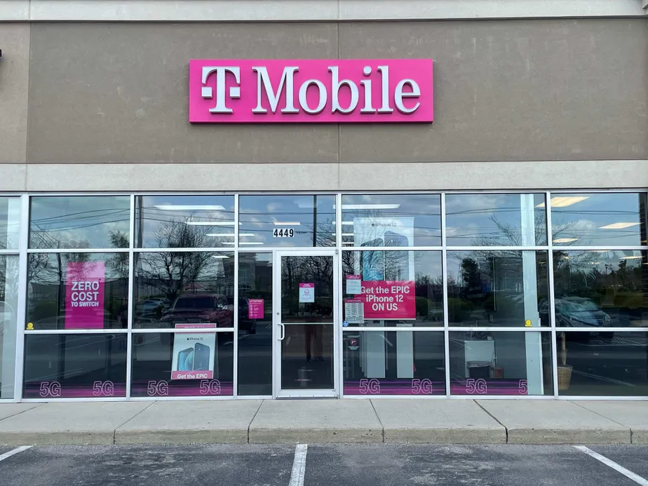 Foto del exterior de la tienda T-Mobile en Feedwire Rd & Charles Dr, Centerville, OH