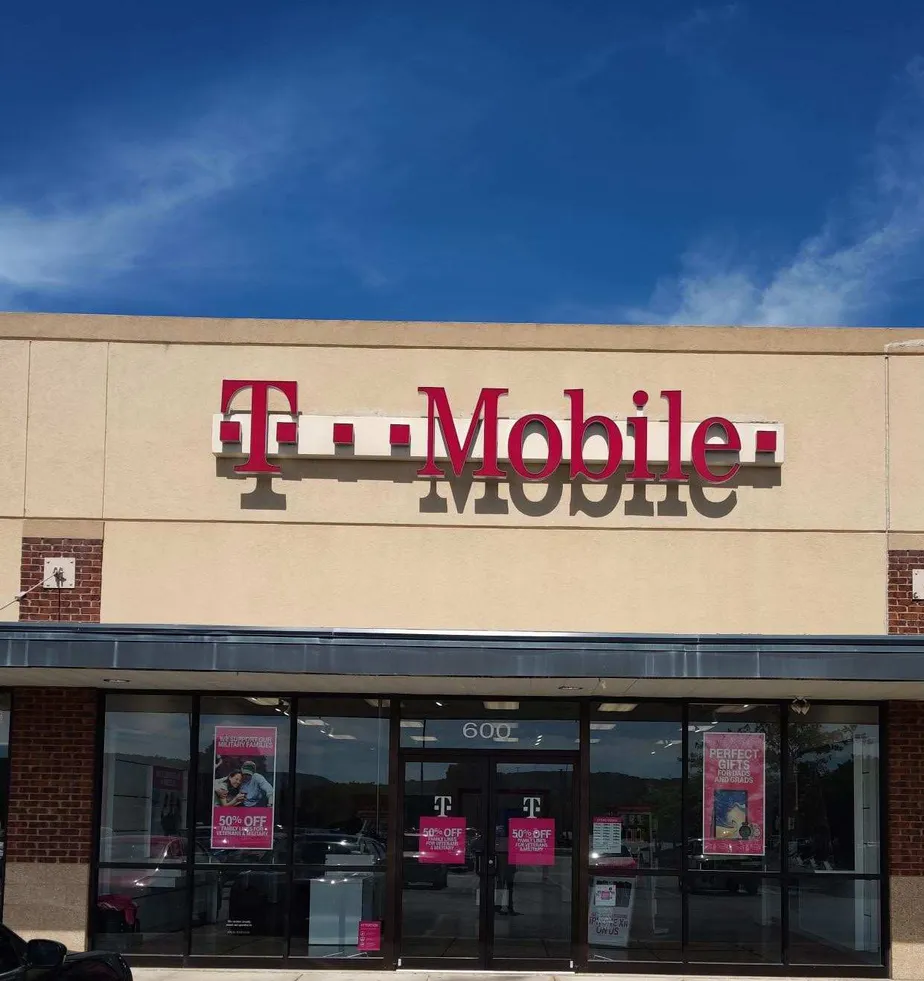 Exterior photo of T-Mobile store at Sparkman Dr. & N. Memorial Parkway, Huntsville, AL