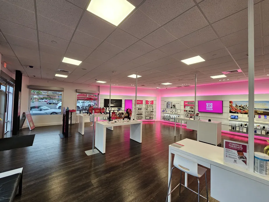  Interior photo of T-Mobile Store at Lahaina Gateway, Lahaina, HI 