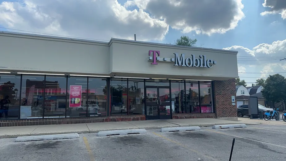 Exterior photo of T-Mobile Store at West Diversey & North Lockwood, Chicago, IL 