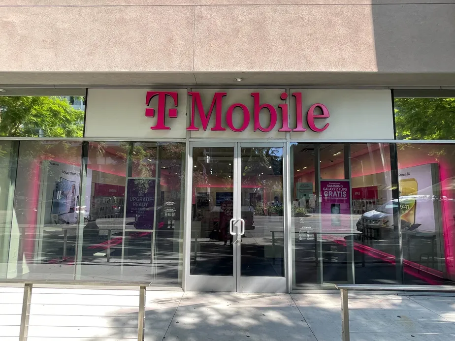 Exterior photo of T-Mobile Store at Wilshire Blvd & Vermont, Los Angeles, CA