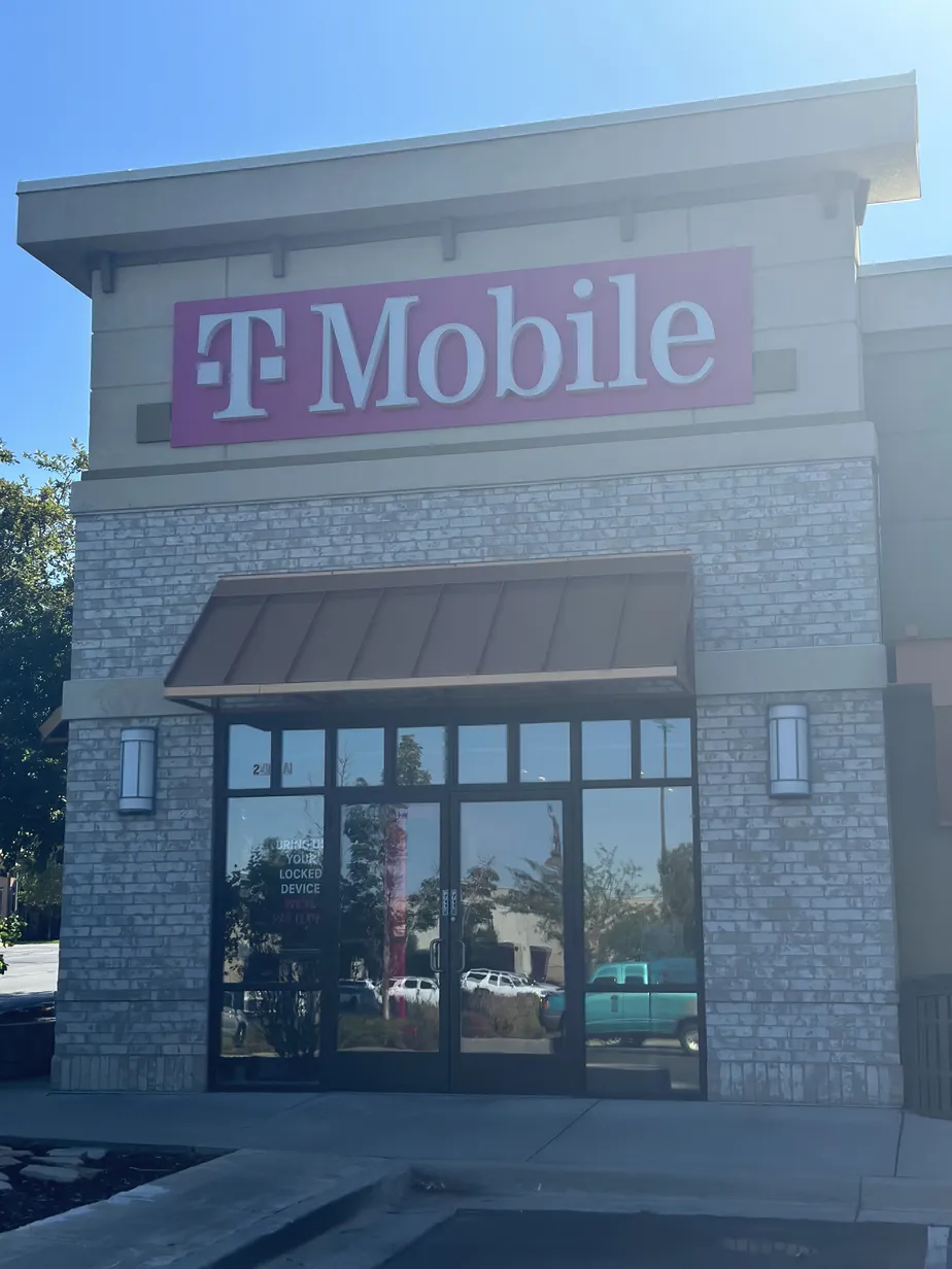  Exterior photo of T-Mobile Store at 400 N & I-15, Bountiful, UT 