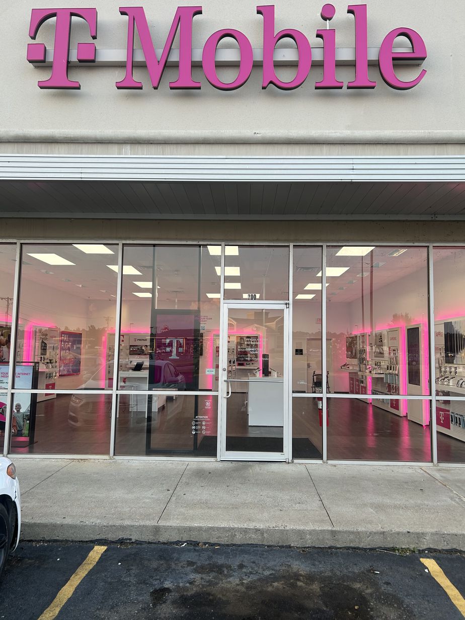 Exterior photo of T-Mobile Store at S Olive St & Mallard Loop, Pine Bluff, AR