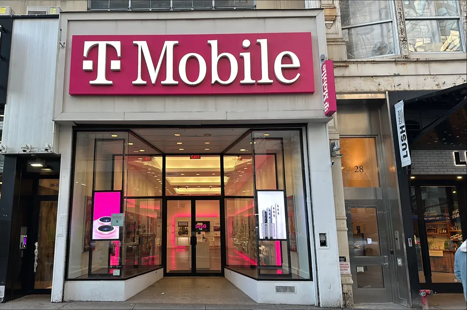 Foto del exterior de la tienda T-Mobile en 14th & University, New York, NY