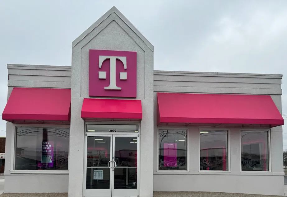 Foto del exterior de la tienda T-Mobile en N Locust Ave & Helton Dr, Lawrenceburg, TN