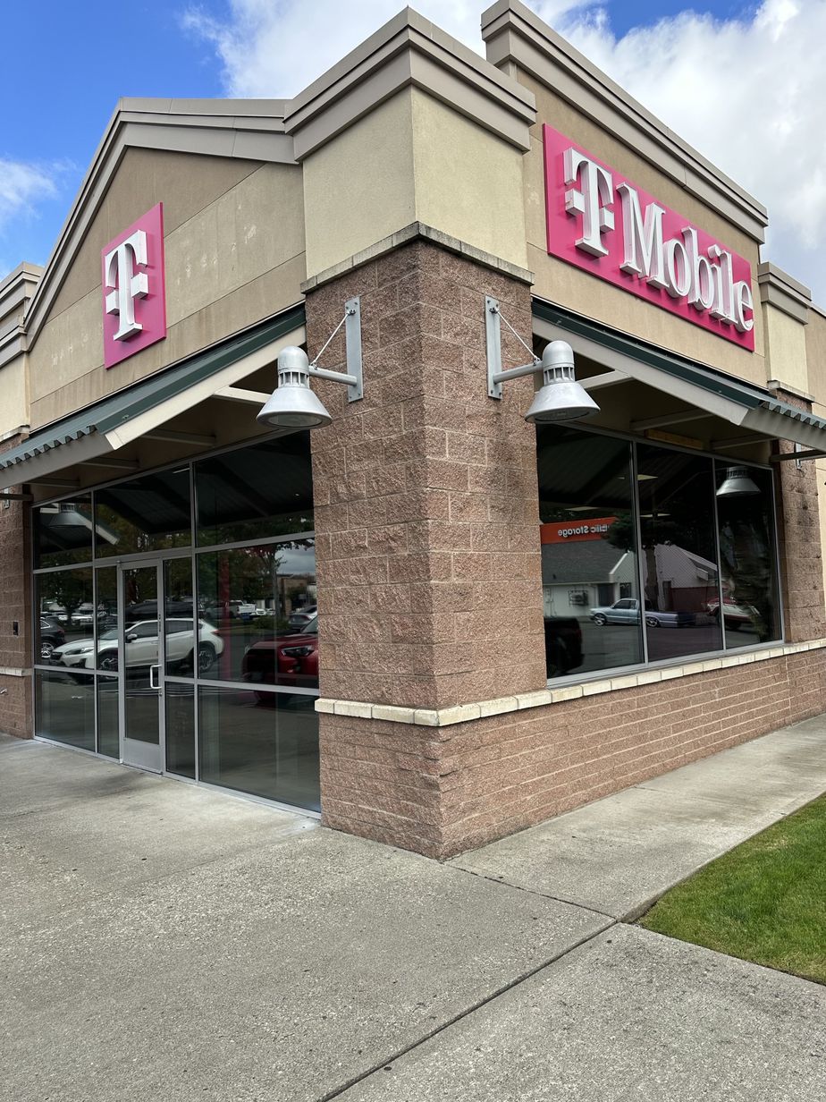 Exterior photo of T-Mobile Store at 39th & Meridian South, Puyallup, WA