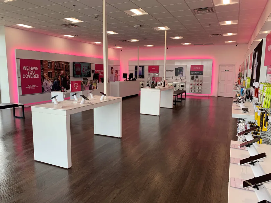 Foto del interior de la tienda T-Mobile en 45th St & 40th Ave, Fargo, ND