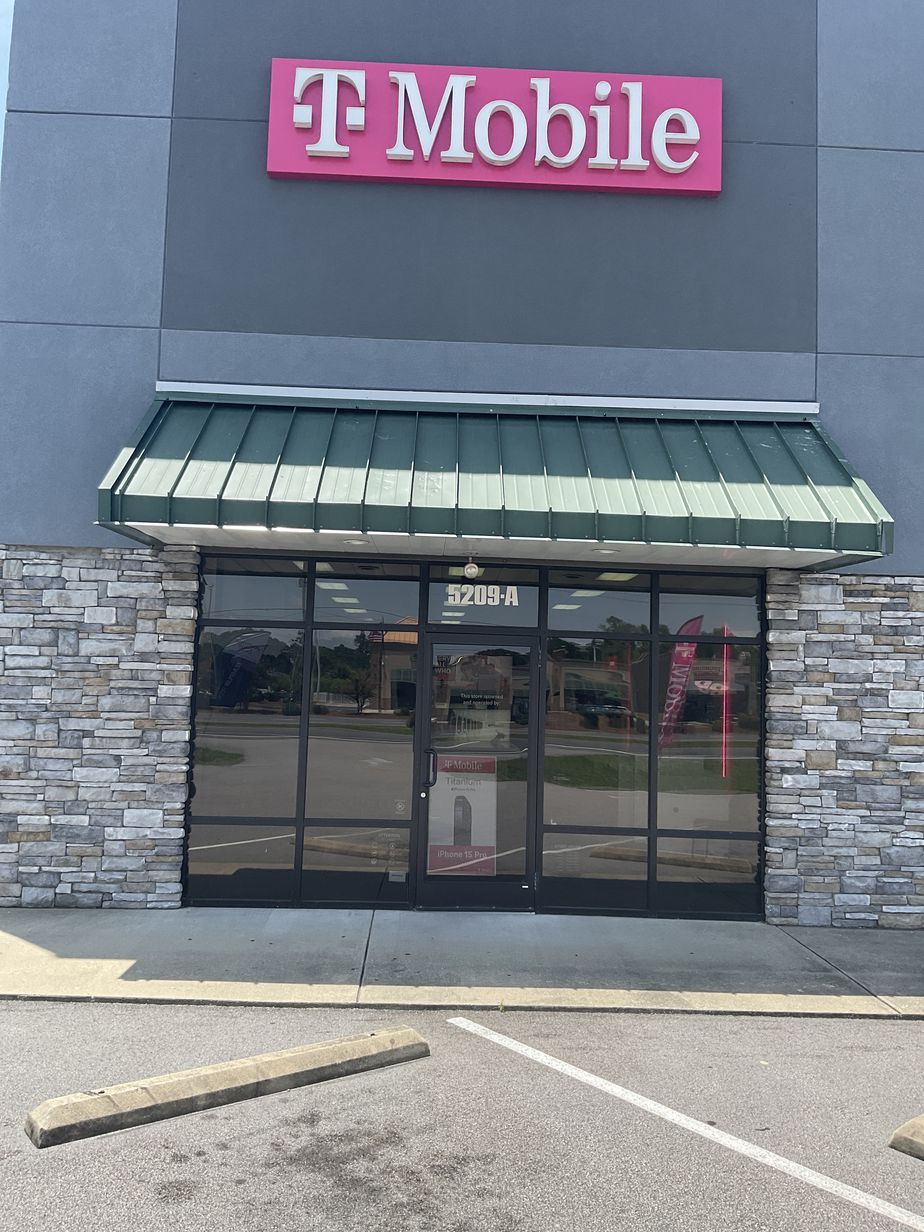 Exterior photo of T-Mobile Store at Hwy 70 W & Arendell St, Morehead City, NC
