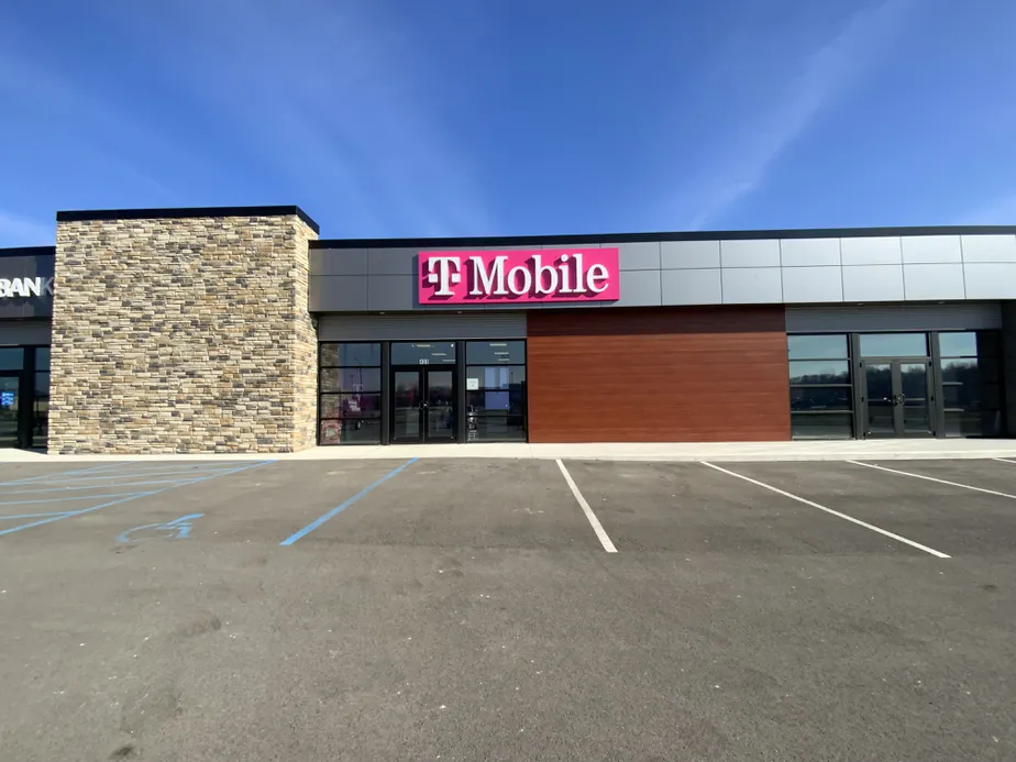 Foto del exterior de la tienda T-Mobile en Smaltz & Shook, Auburn, IN