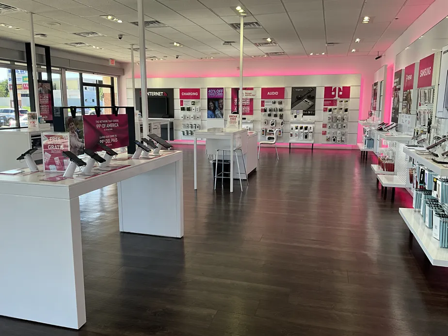 Foto del interior de la tienda T-Mobile en McPherson & Calton, Laredo, TX